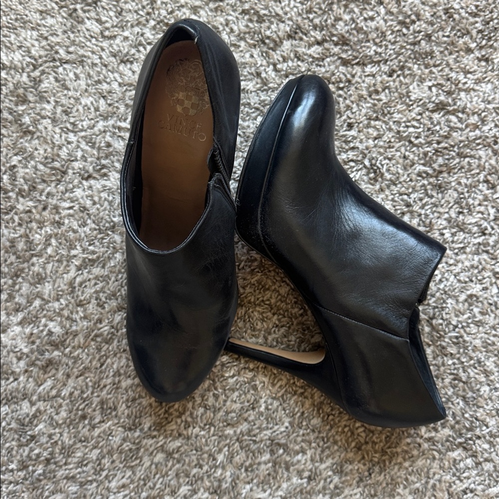 Vince camuto- Elvin bootie Black Leather Heeled Booties
